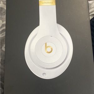 WHITE/GOLD Beats Studio 3